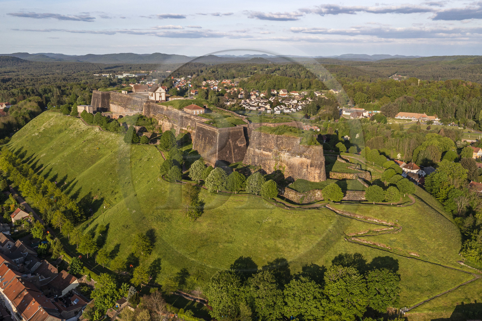 France, Moselle (57), Parc régional des Vosges du nord, Bitche, la citadelle fortifiée par Vauban (vue aérienne)