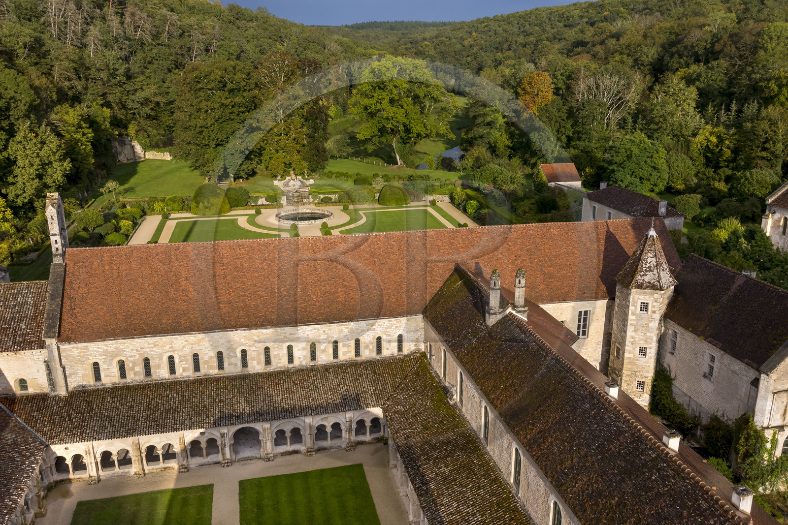 France, Côte-d'Or (21), Marmagne, l'abbaye cistercienne de Fontenay fondée en 1118, classée au Patrimoine Mondial de l'UNESCO (vue aérienne)