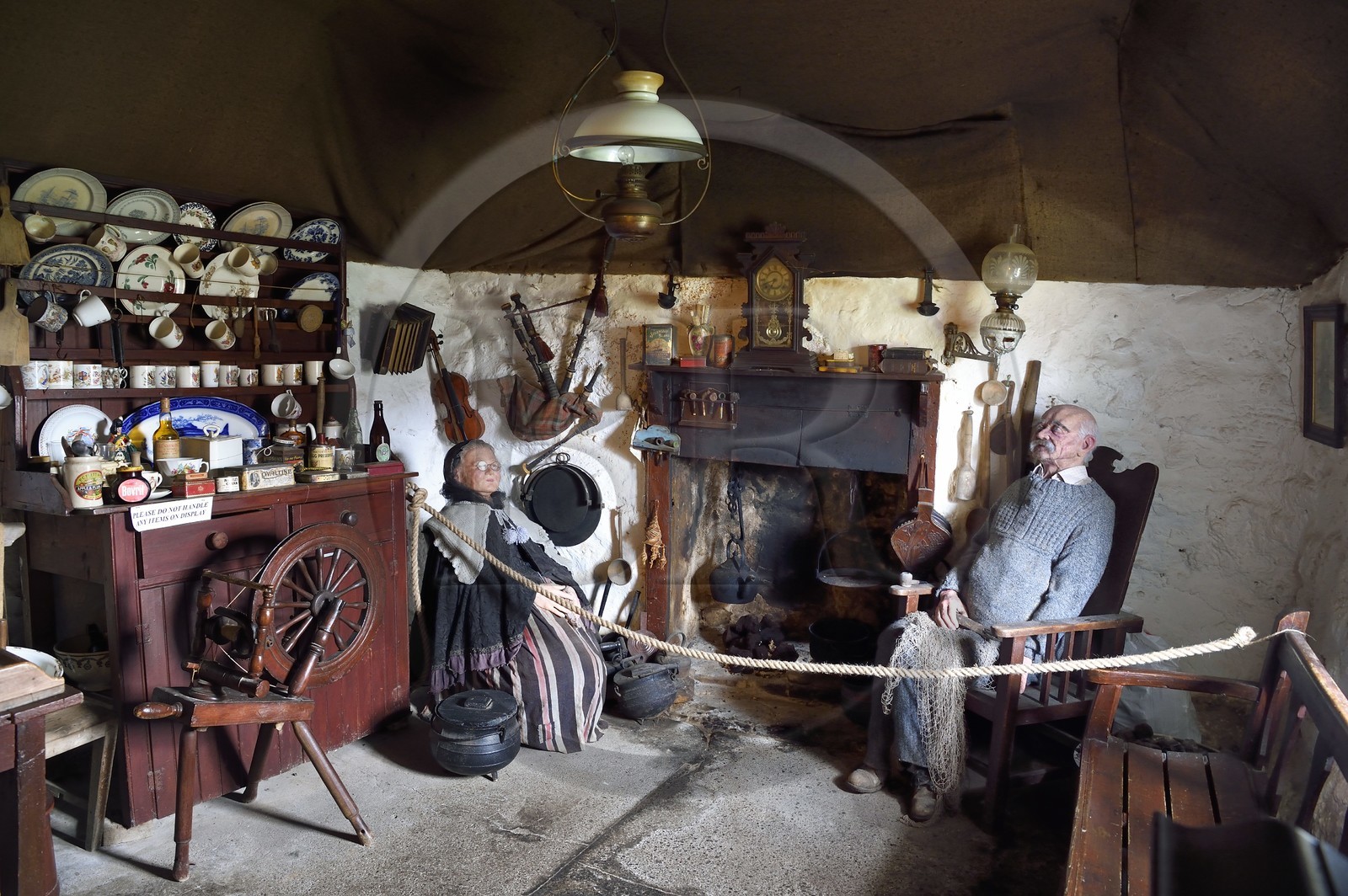 Royaume-Uni, Ecosse, région des Highlands, les Hébrides, Ile de Skye, pointe de Trotternish, l'écomuséee Skye museum of Island Life, intérieur de la maison de John Graham (1965)