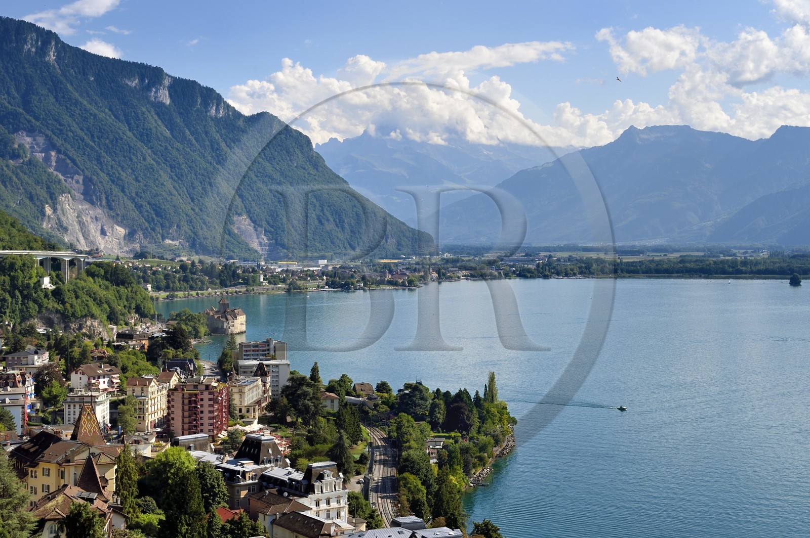 Suisse, Canton de Vaud, Montreux au premier plan et le chateau Chillon sur les rives du lac Léman à Veytaux