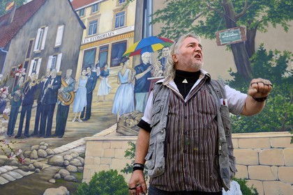 France, Moselle (57), Vallée de la Fensch, le peintre Greg Gawra devant une de ses oeuvres sur le mur de la poste de Nilvange