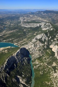 Var (83) rive gauche et Alpes-de-Haute-Provence (04) rive droite, Parc Naturel Régional du Verdon, les Gorges du Verdon qui débouchent sur le lac de Sainte Croix, la chaîne des Alpes en arrière plan (vue aérienne)