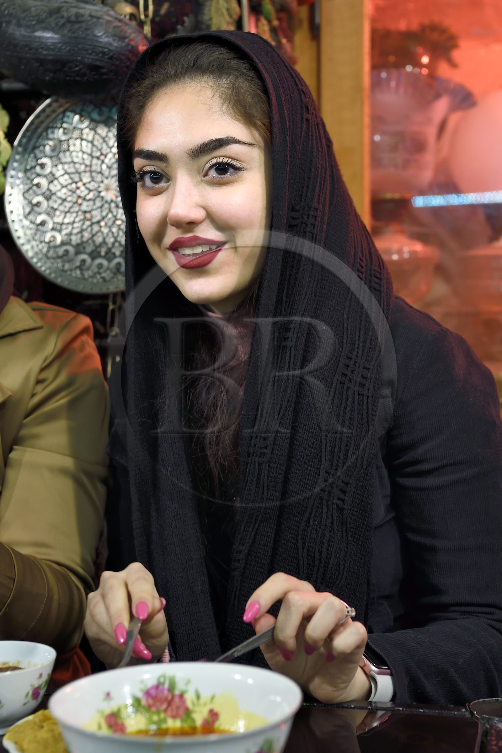 Iran, province d'Ispahan, Ispahan, la maison de thé et restaurant Chai Khaneh Azadegan, jeune iranienne étudiante en ingénierie médicale qui se nomme Niloufar (pas de model release)