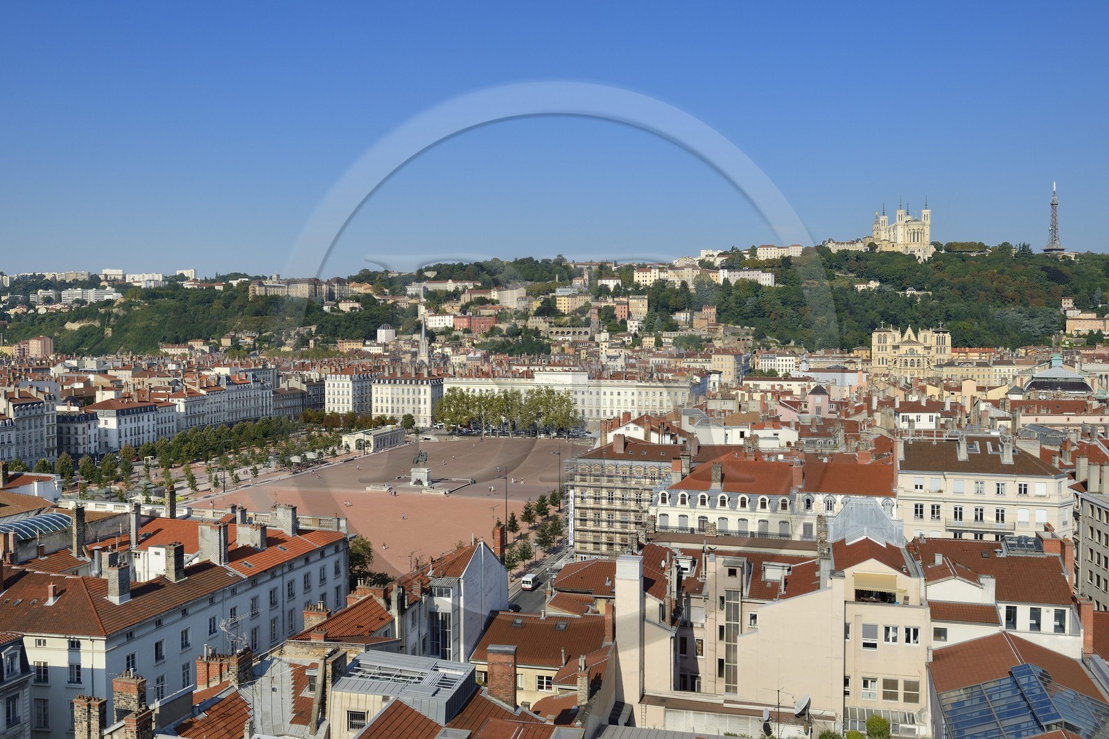 France, Rhône (69), Lyon, site historique classé Patrimoine Mondial de l'UNESCO, la place Bellecour dans le quartier de la Presqu'Ile  dominé par la Basilique Notre Dame de Fourvière