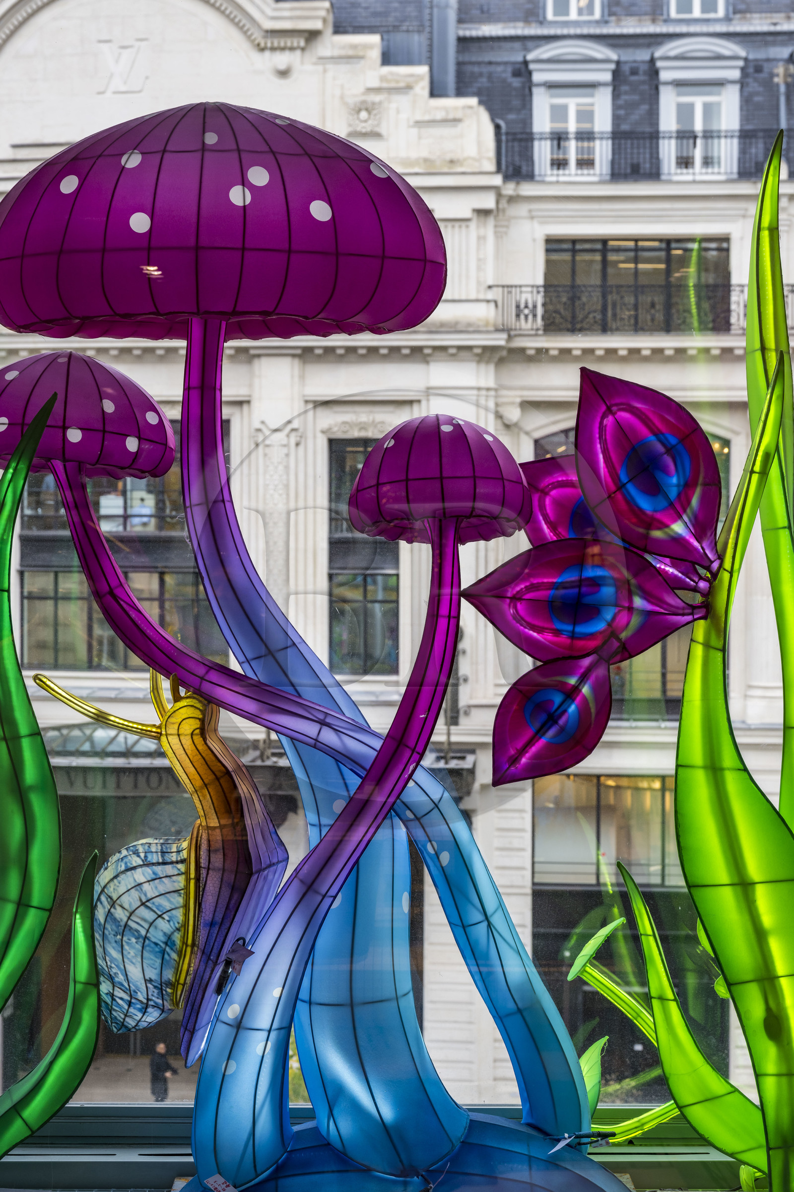 France, Paris (75), le grand magasin de La Samaritaine pendant les fêtes de Noël, réalisations de Thoiry Lumières Sauvages dans les vitrines de la facade
