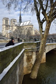France, Paris, area listed as World Heritage by UNESCO, the banks of the Seine, classified World Heritage by UNESCO, the Seine in flood at the pont de l'Archevêché (Archbishop's Bridge) and the Notre-Dame Cathedral under the snow on the Ile de la Cité