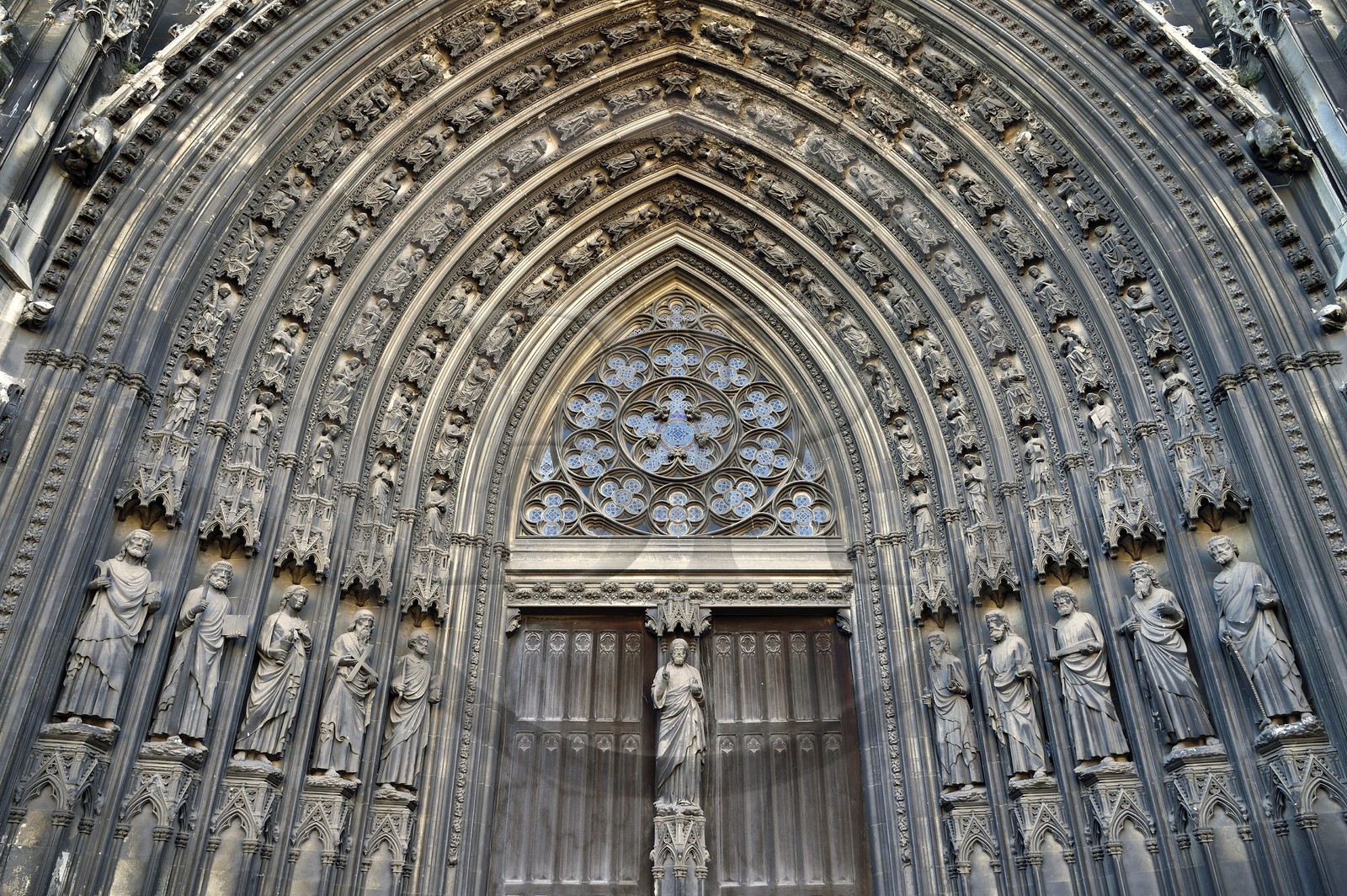 France, Seine-Maritime (76), Rouen, abbatiale Saint-Ouen (XIIème au XVème siècle) de style gothique rayonnant et flamboyant, le portail central de la facade occidentale, composé du Christ sur le pilier central de la grande porte entouré des apotres France, Seine-Maritime (76), Rouen, abbatiale Saint-Ouen (XIIème au XVème siècle) de style gothique rayonnant et flamboyant, le portail central de la facade occidentale, composé du Christ sur le pilier central de la grande porte entouré des apotres
