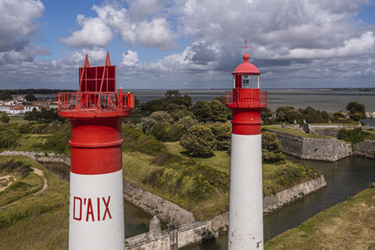 France, Charente-Maritime (17), Ile d'Aix, Fort de la Rade, phare de l'ile à deux tours construit en 1840 et fossés des fortifications en arrière plan (vue aérienne)