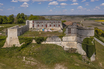 France, Charente (16), Bouteville, Château de Bouteville, reconstruit entre 1594 et 1624 par Bernard de Béon du Massès et Louise de Luxembourg (vue aérienne)