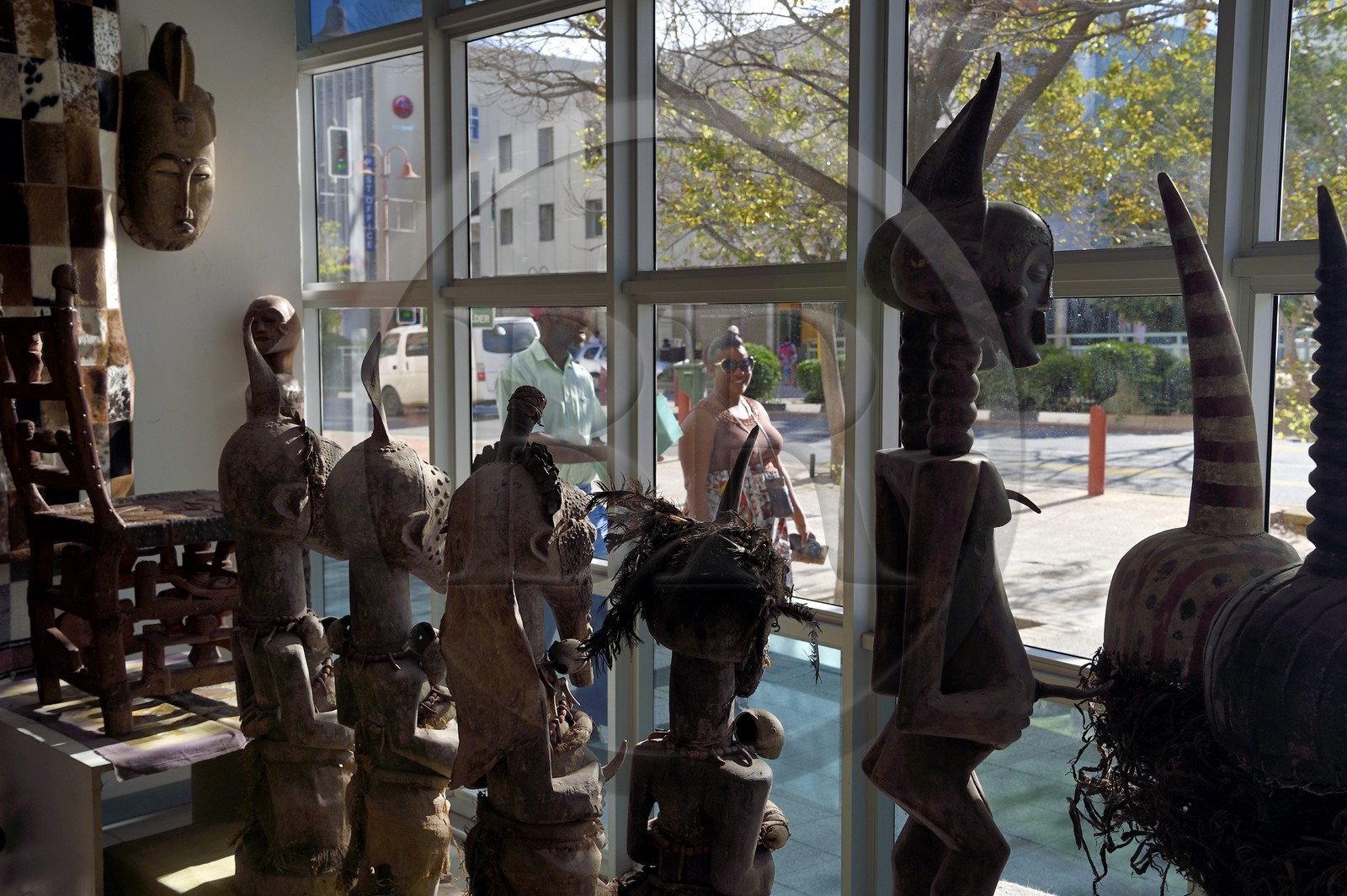 Namibie, région de Khomas, Windhoek, Independence Avenue, magasin d'art africain, masques et statues en vitrine