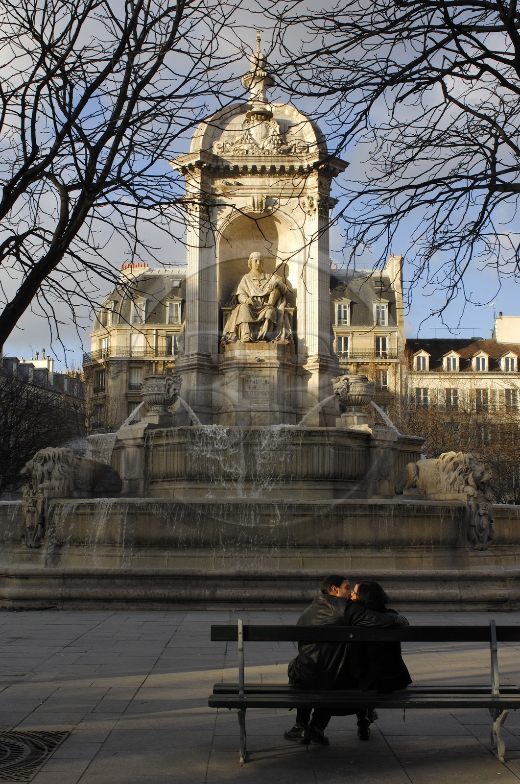 France, Paris (75), place Saint-Sulpice, amoureux s'embrassant sur un banc devant la fontaine