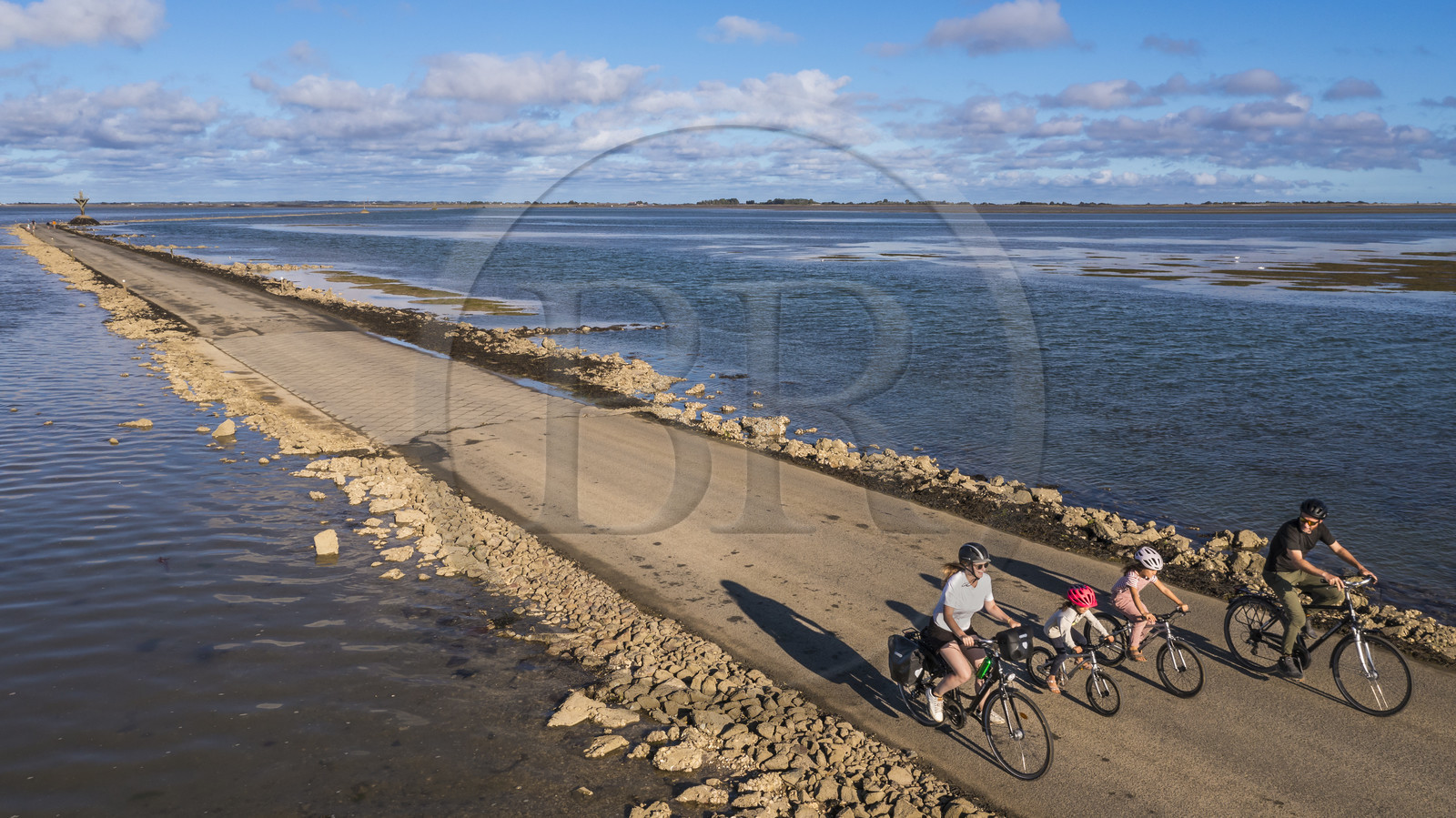 France, Vendée (85), île de Noirmoutier, Barbatre, cyclistes sur le passage du Gois à marée montante, chaussée submersible qui relie l'île au continent à marrée basse (vue aérienne)