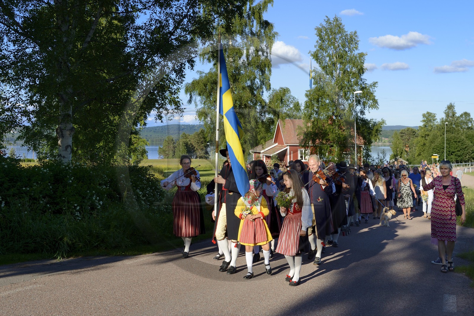 Suède, comté de Dalécarlie, région de Leksand, défilé en costume traditionnel pour les célébrations du solstice d'été dans le petit hameau de Hjulbäck Suède, comté de Dalécarlie, région de Leksand, défilé en costume traditionnel pour les célébrations du solstice d'été dans le petit hameau de Hjulbäck