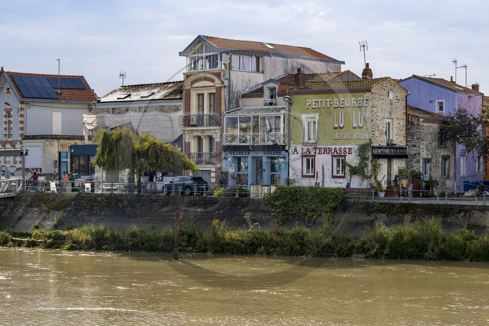 France, Loire-Atlantique (44), banlieue de Nantes, Rezé, quartier Trentemoult, cafés et restaurants sur le quai Robert Surcouf