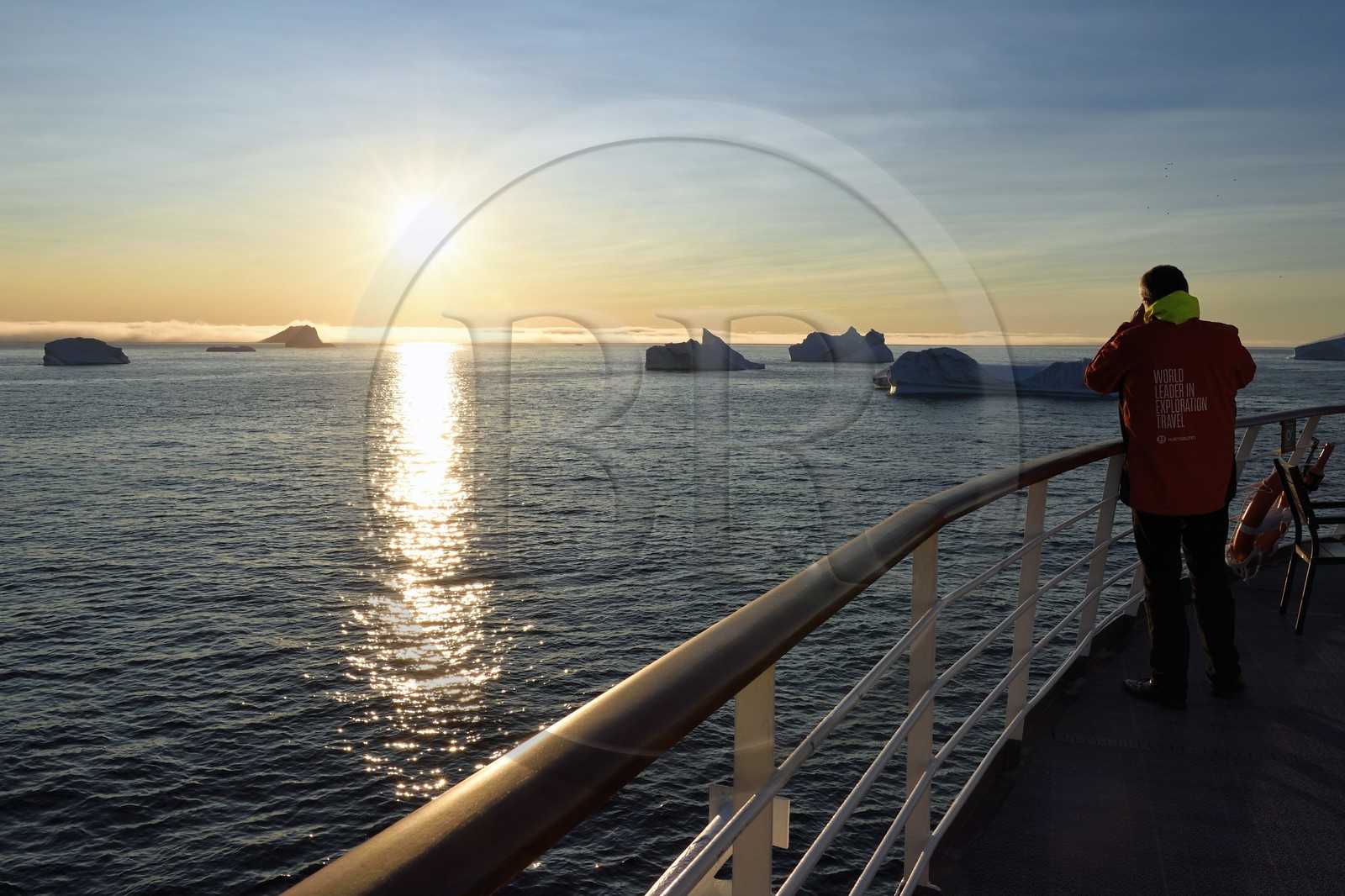Groenland, cote Nord-Ouest, Murchison sund, icebergs au large de Ile de Kiatak ou Northumberland depuis le bateau de croisière MS Fram de la compagnie Hurtigruten