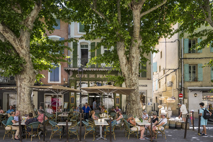 France, Vaucluse, L'Isle sur la Sorgue, old town, Place de la Liberté, terrace under the plane trees of the Café de France