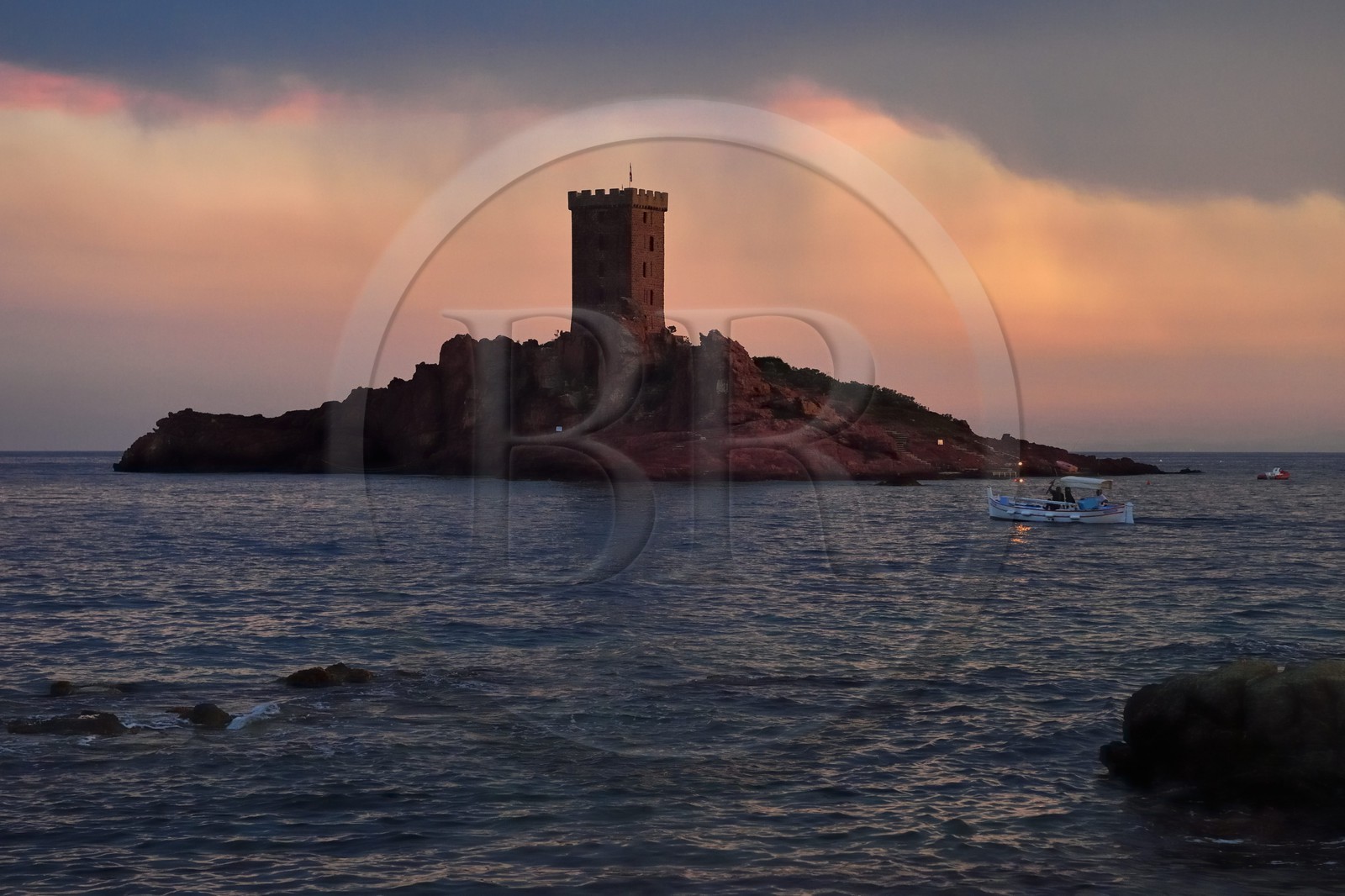 France, Var (83), Agay commune de Saint-Raphaël, massif de l'Estérel, la Corniche d'Or, la tour de l'Ile d'Or au large du cap du Dramont
