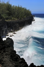 France, Ile de la Reunion, côte sud, Saint-Philippe, le Cap Méchant est situé le long d'une côte déchiquetée de roche volcanique frappée par la houle et typique de la région appelée Sud sauvage