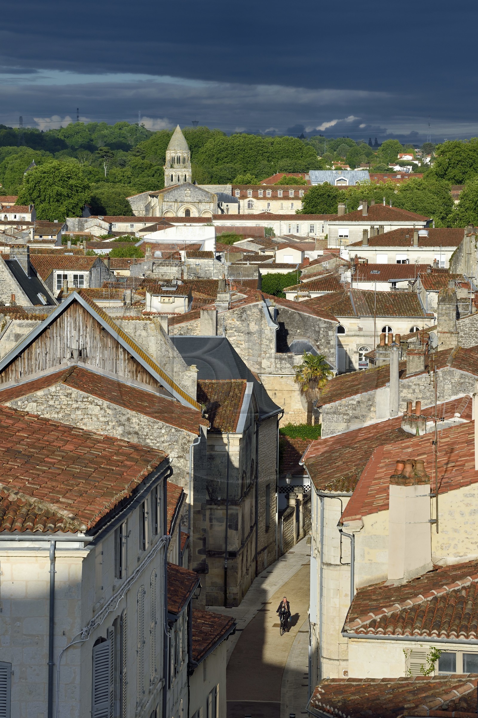 France, Charente-Maritime (17),  Saintonge, Saintes, la rue des jacobins dans la vieille ville et l'Abbaye aux Dames en arrière plan