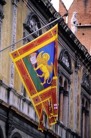 Italie, Vénétie, Vérone, Piazza dei Signori, drapeau de la République de Venise