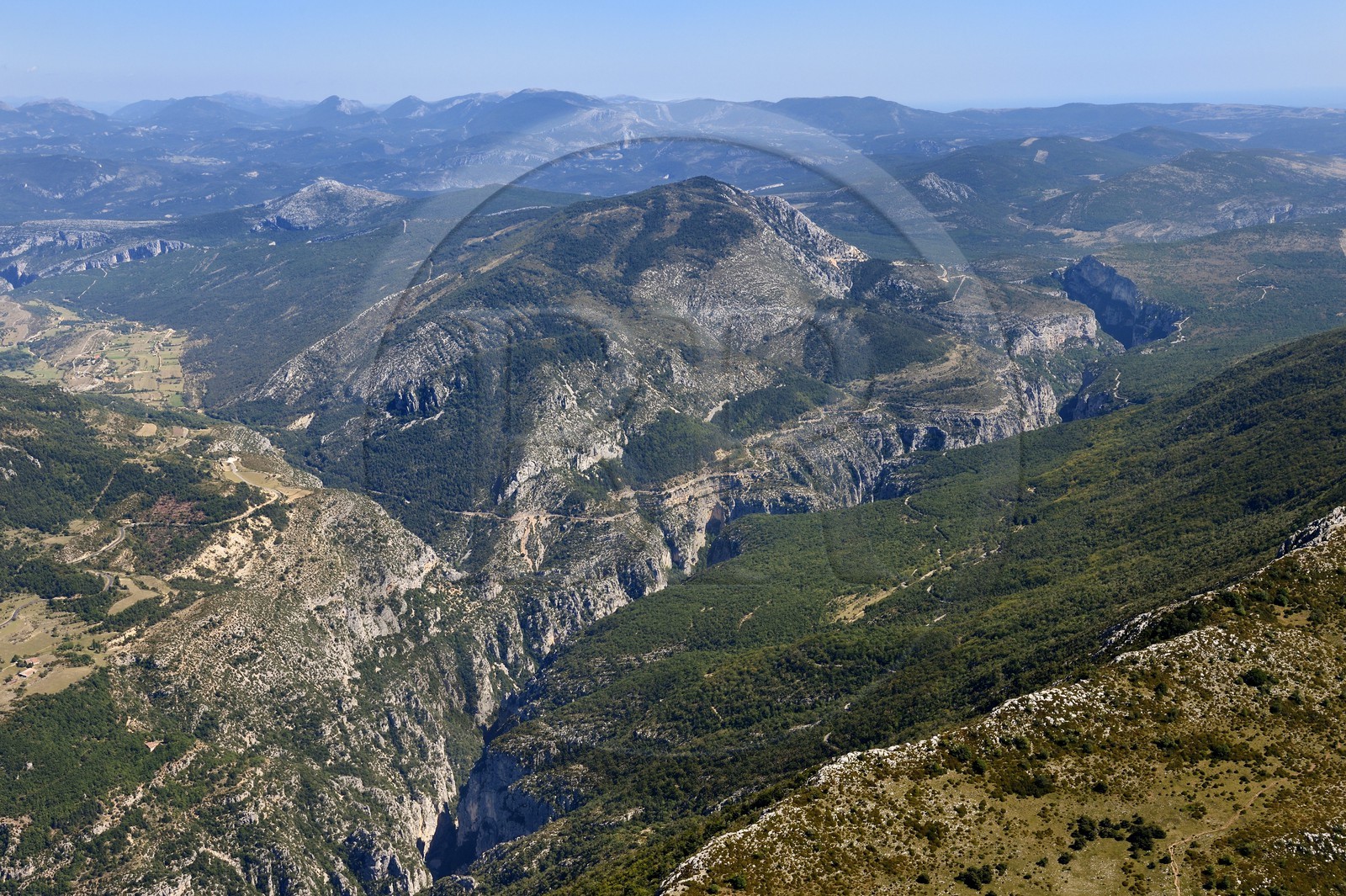 Var (83) rive gauche et Alpes-de-Haute-Provence (04) rive droite, Parc Naturel Régional du Verdon vers La Palud-sur-Verdon, le Grand Canyon des Gorges du Verdon (vue aérienne)