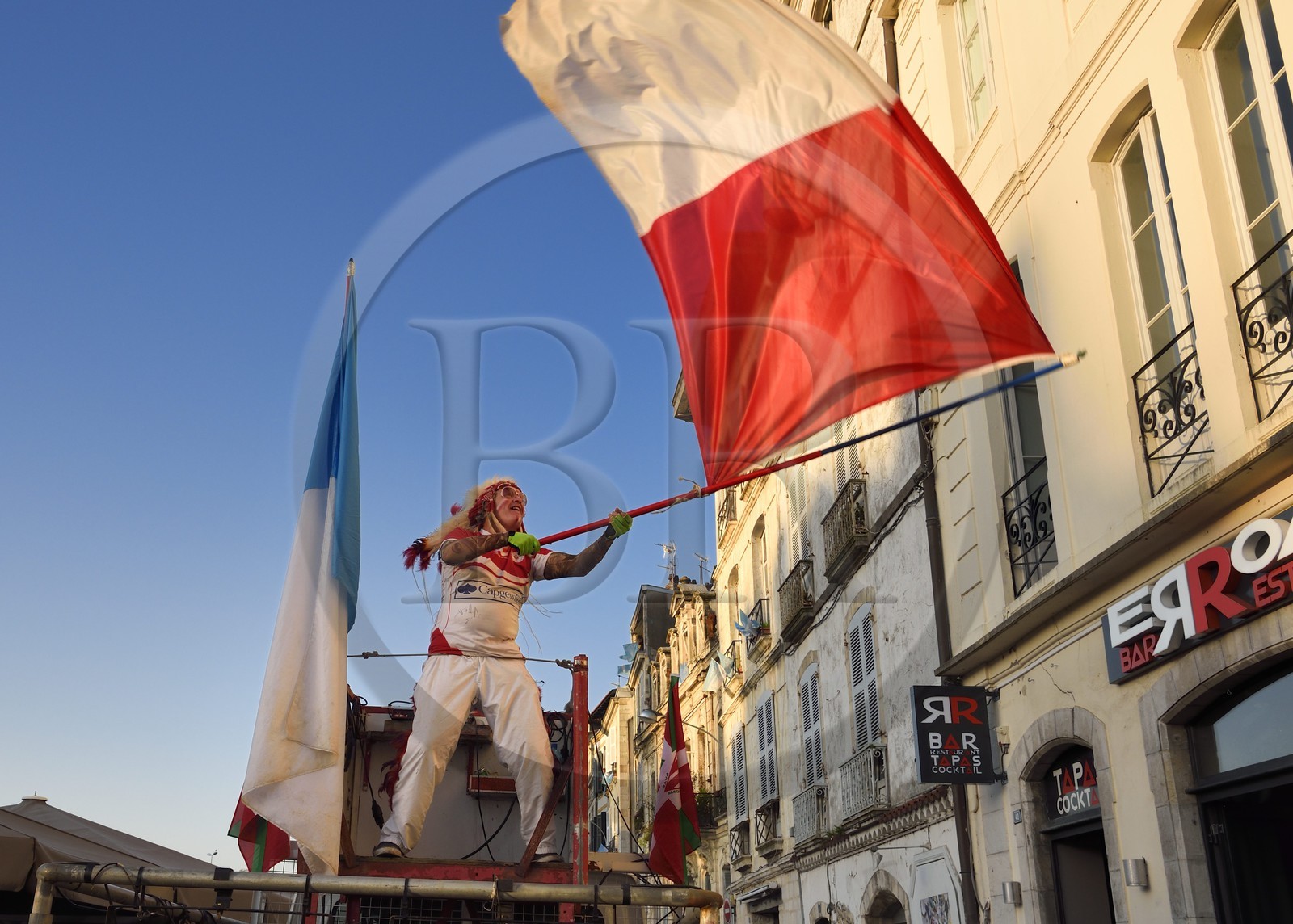 France, Pyrénées-Atlantiques (64), Pays-Basque, Bayonne, show avant un derby de Robert Rabagny dit Geronimo, ex-mascotte du club de rugby Biarritz Olympique