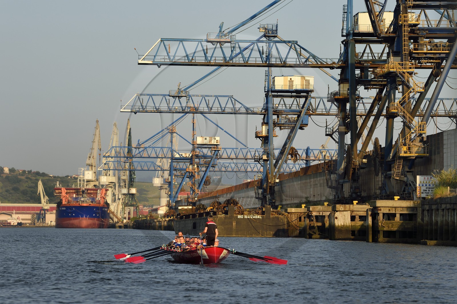 Espagne, Pays basque espagnol, Biscaye, Sestao, port industriel de Bilbao sur le fleuve Nervion centré sur la sidérurgie et la construction navale, usine ArcelorMittal à droite, entrainement d'aviron, sport très populaire dans la région