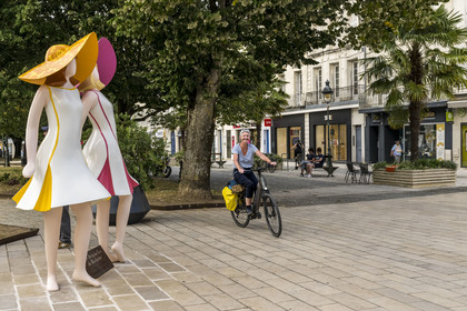 France, Charente-Maritime (17), Rochefort, la place Colbert est le coeur historique de la ville, statues représentant les Demoiselles de Rochefort avec Catherine Deneuve et Françoise Dorléac réalisées par l'artiste Franck Ayroles
