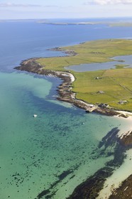 Royaume-Uni, Ecosse, Iles Orcades, Ile de Papa Westray, champs et fermes éparses sur cette toute petite île (environ 9 km²) (vue aérienne)