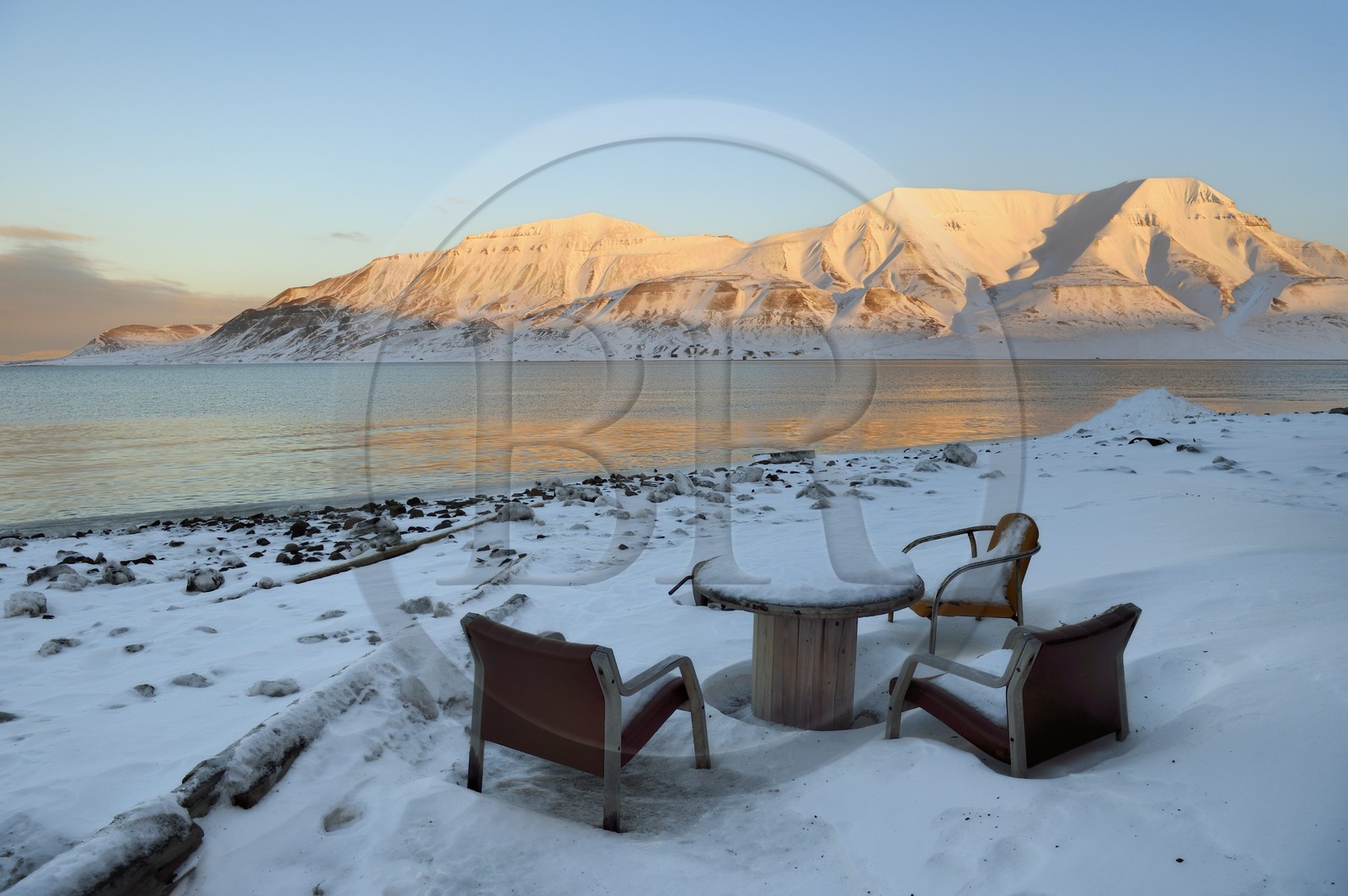 Norvège, Svalbard, Spitzberg, Longyearbyen, table avec vue en bordure de l'Adventfjorden Norvège, Svalbard, Spitzberg, Longyearbyen, table avec vue en bordure de l'Adventfjorden