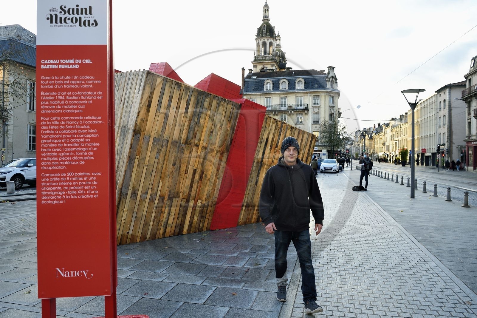 France, Meurthe-et-Moselle (54), Nancy, place du colonel Driant, le Cadeau Tombé du Ciel de l'ébéniste d’art et co-fondateur de L’Atelier 1954 Bastien Ruhland
