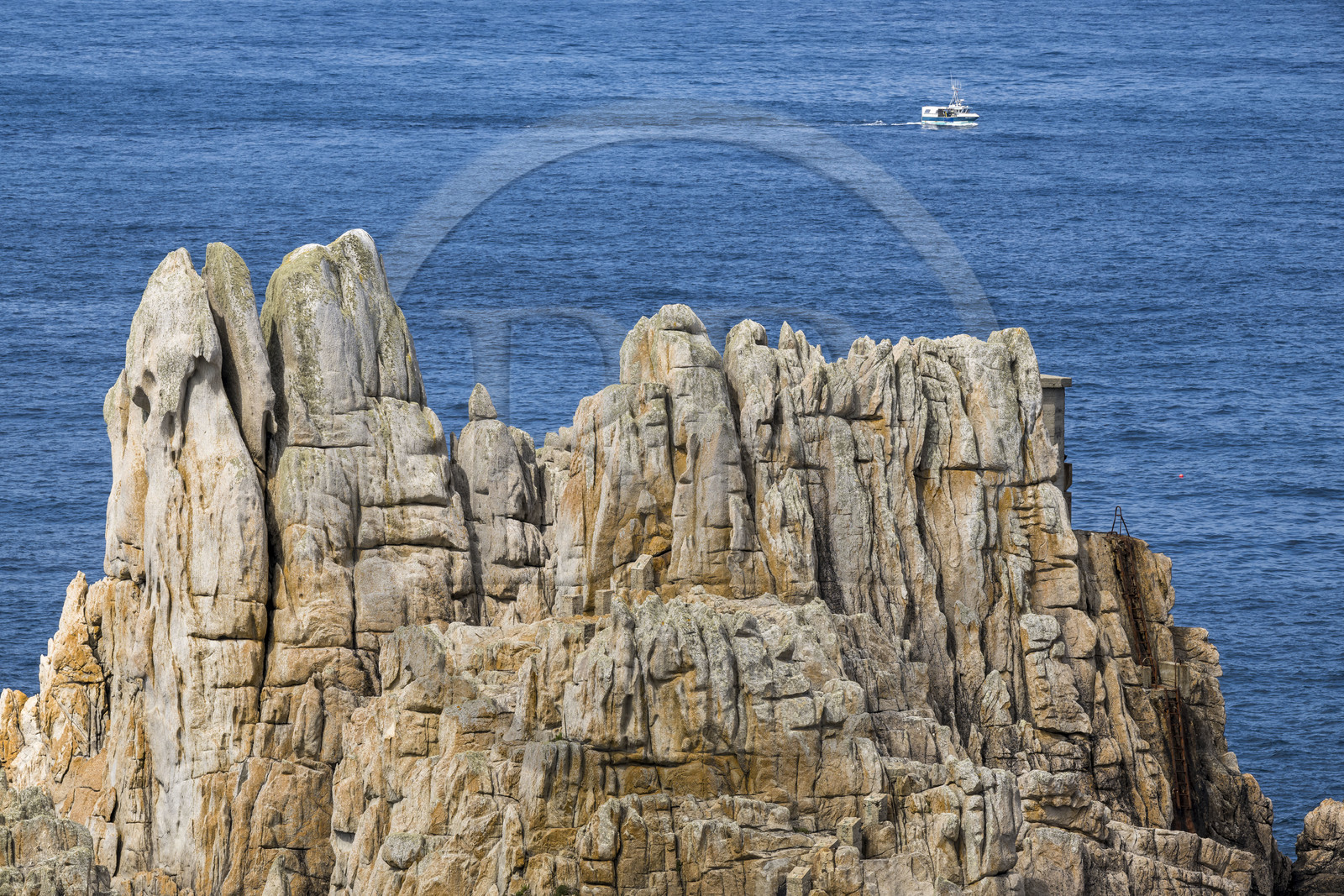 France, Finistère (29), Mer d'Iroise, Ile d'Ouessant, rochers façonnés par les tempêtes au pied du phare du Créac’h