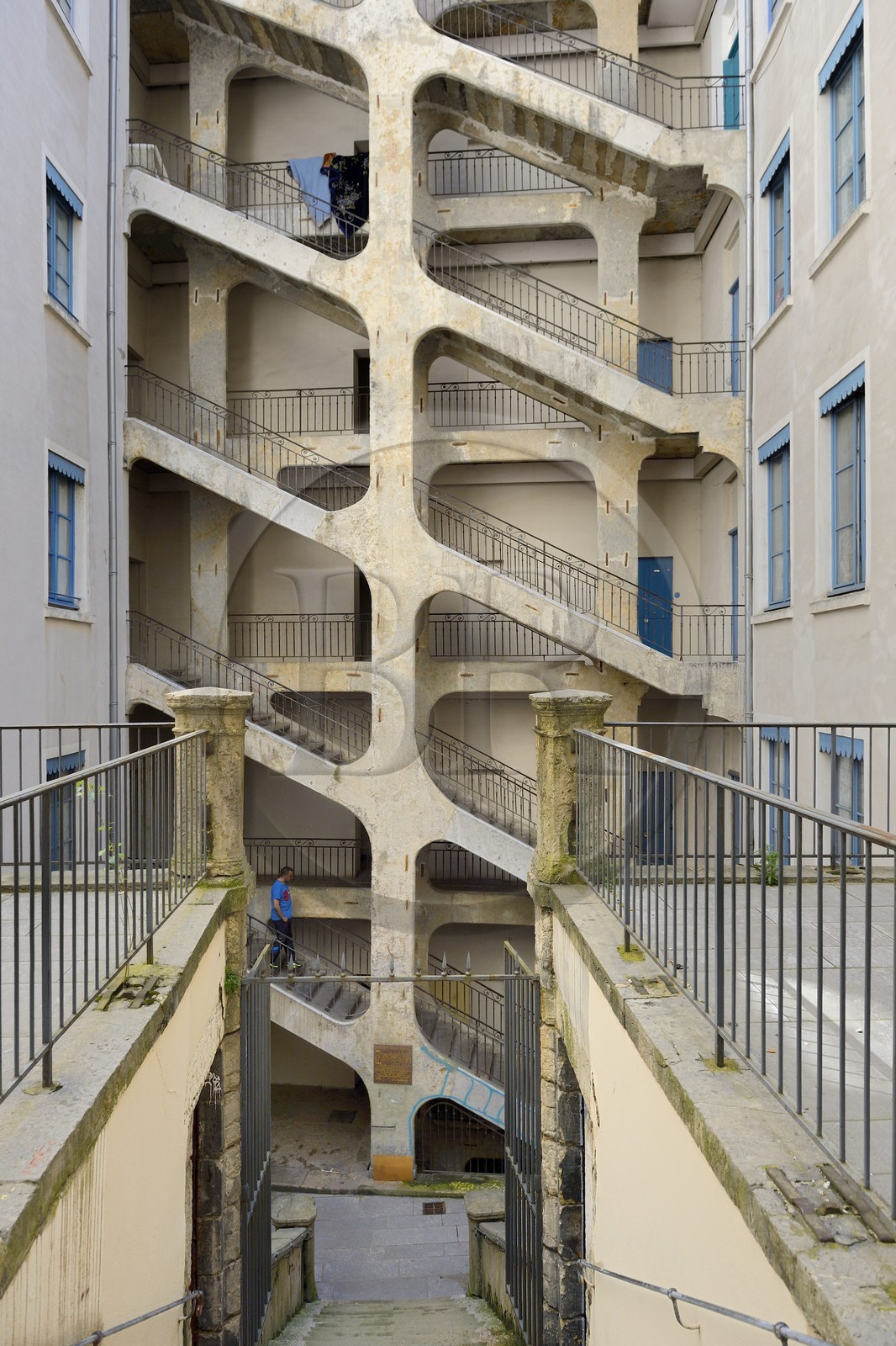 France, Rhône (69), Lyon, site historique classé Patrimoine Mondial de l'UNESCO, quartier de la Croix-Rousse, la Traboule des Voraces ou Maison de la République, refuge historique des canuts