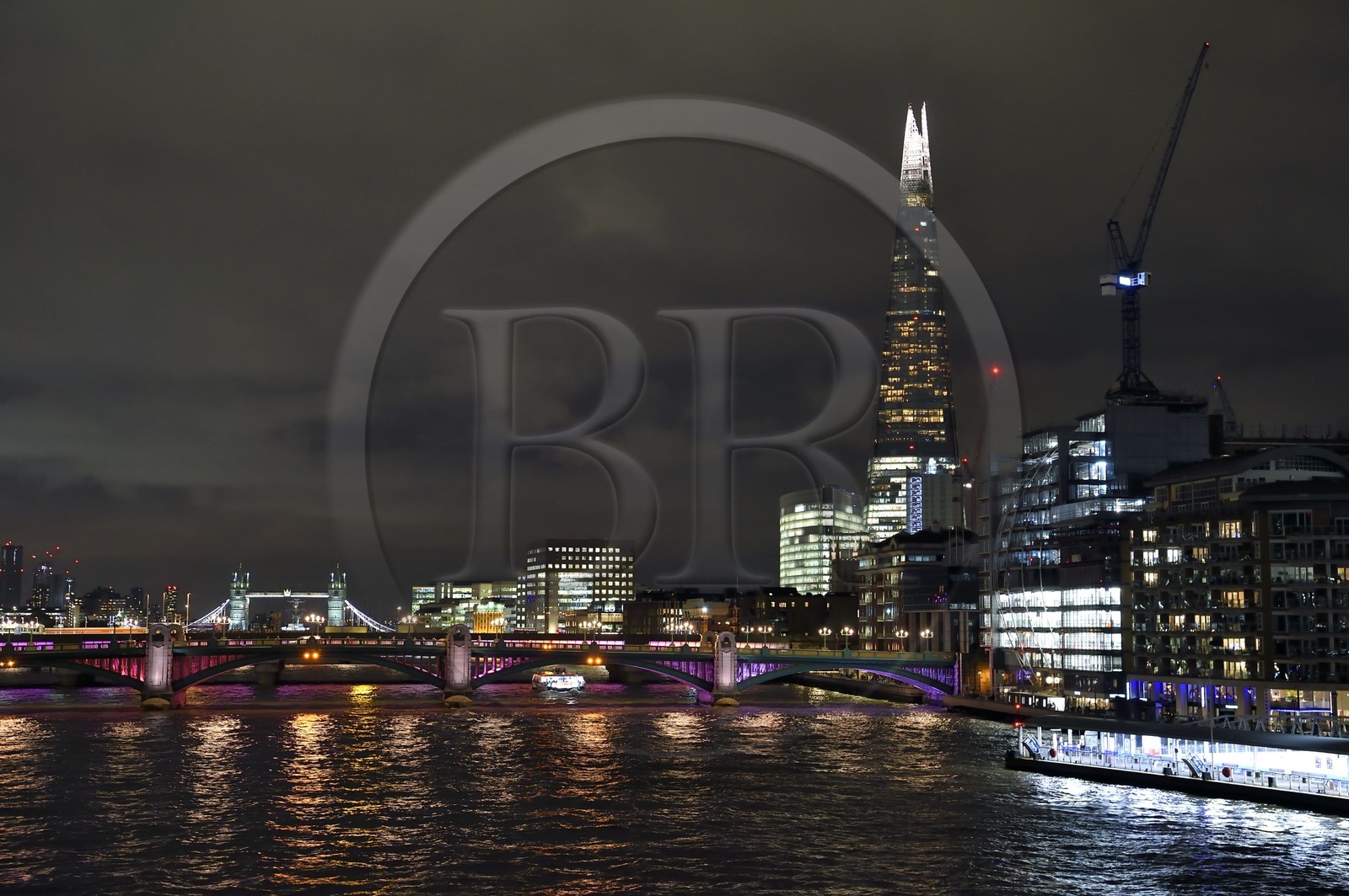 Royaume-Uni, Londres, le pont de Southwark Bridge et The Shard, la plus grande tour de Londres, de l'architecte Renzo Piano et le Tower Bridge en arrière plan Royaume-Uni, Londres, le pont de Southwark Bridge et The Shard, la plus grande tour de Londres, de l'architecte Renzo Piano et le Tower Bridge en arrière plan