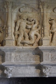 France, Dordogne (24), Périgord Vert, Villars, château de Puyguilhem, la Grande Salle et sa cheminée aux reliefs illustrant les travaux d'Hercule