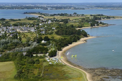 France, Morbihan, Gulf of Morbihan (Golfe du Morbihan), Artz island, town of Le Bourg (aerial view)