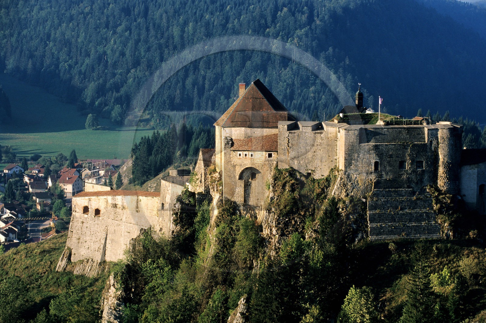 France, Doubs (25), le château de Joux à la Cluse-Mijoux