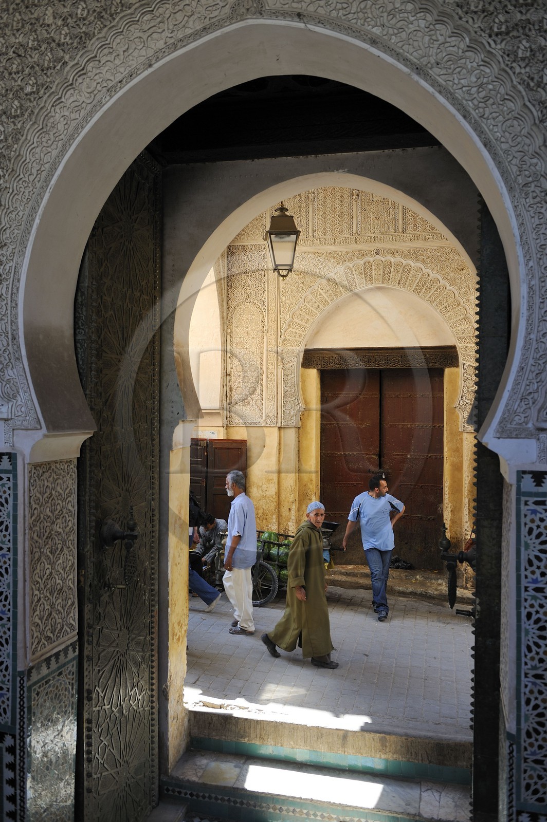 Maroc, Moyen Atlas, Fès, ville impériale, médina classée Patrimoine Mondial de l'UNESCO, Fès el Bali, la médersa Bouananiya ou Bou-Inania, porte donnant sur la rue