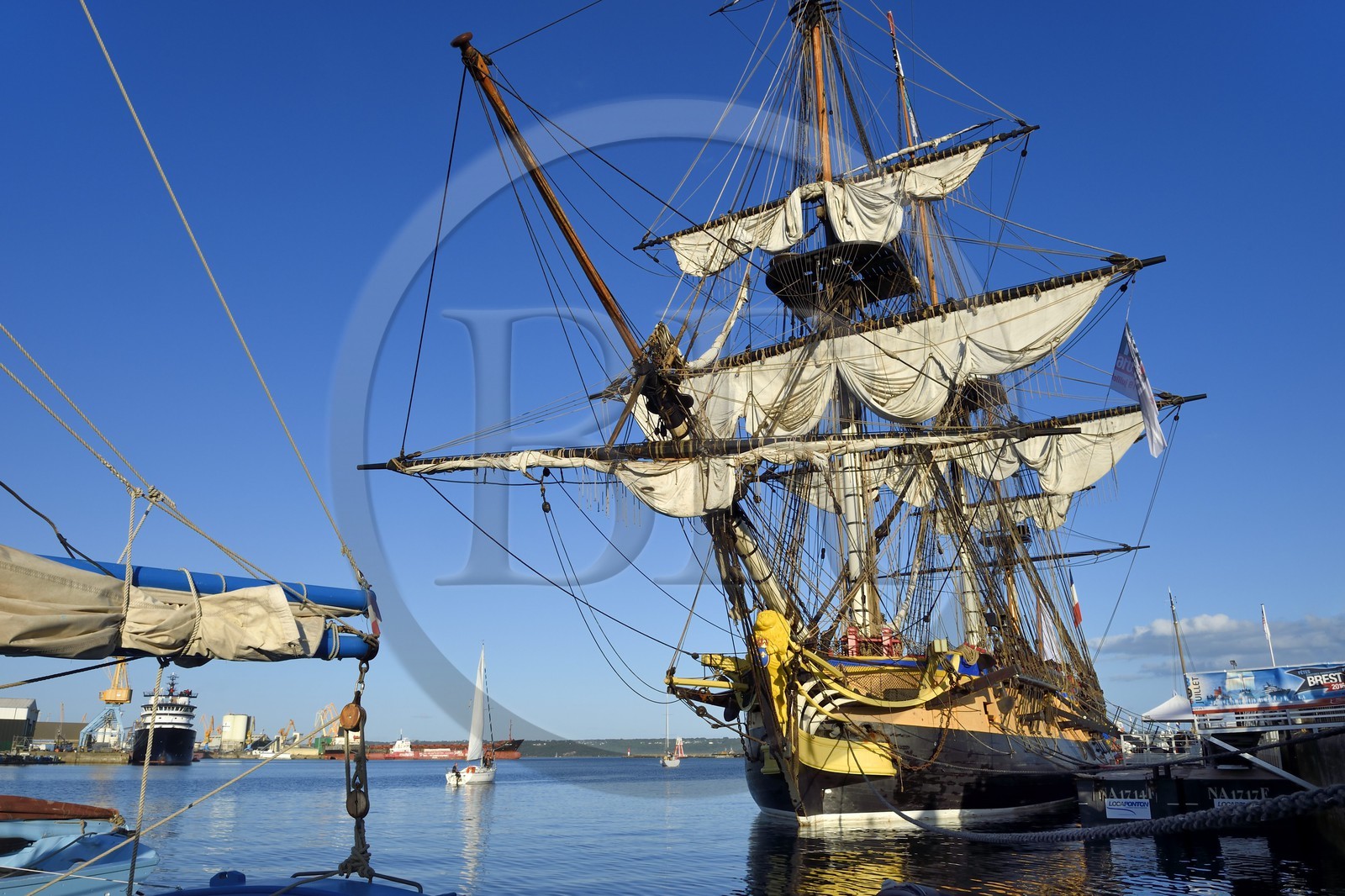 France, Finistère (29), port de Brest, la frégate L'Hermione, réplique du trois-mats qui transporta le marquis de Lafayette en Amérique en 1780, figure de proue