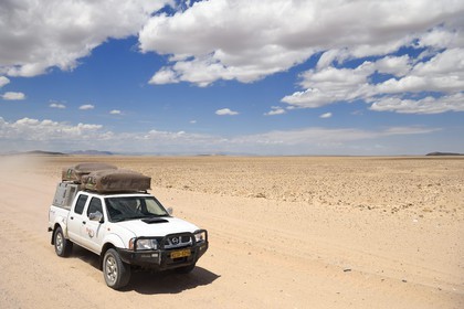 Namibie, région de Erongo, parc national Namib Naukluft, désert du Namib, 4x4 sur la piste C14