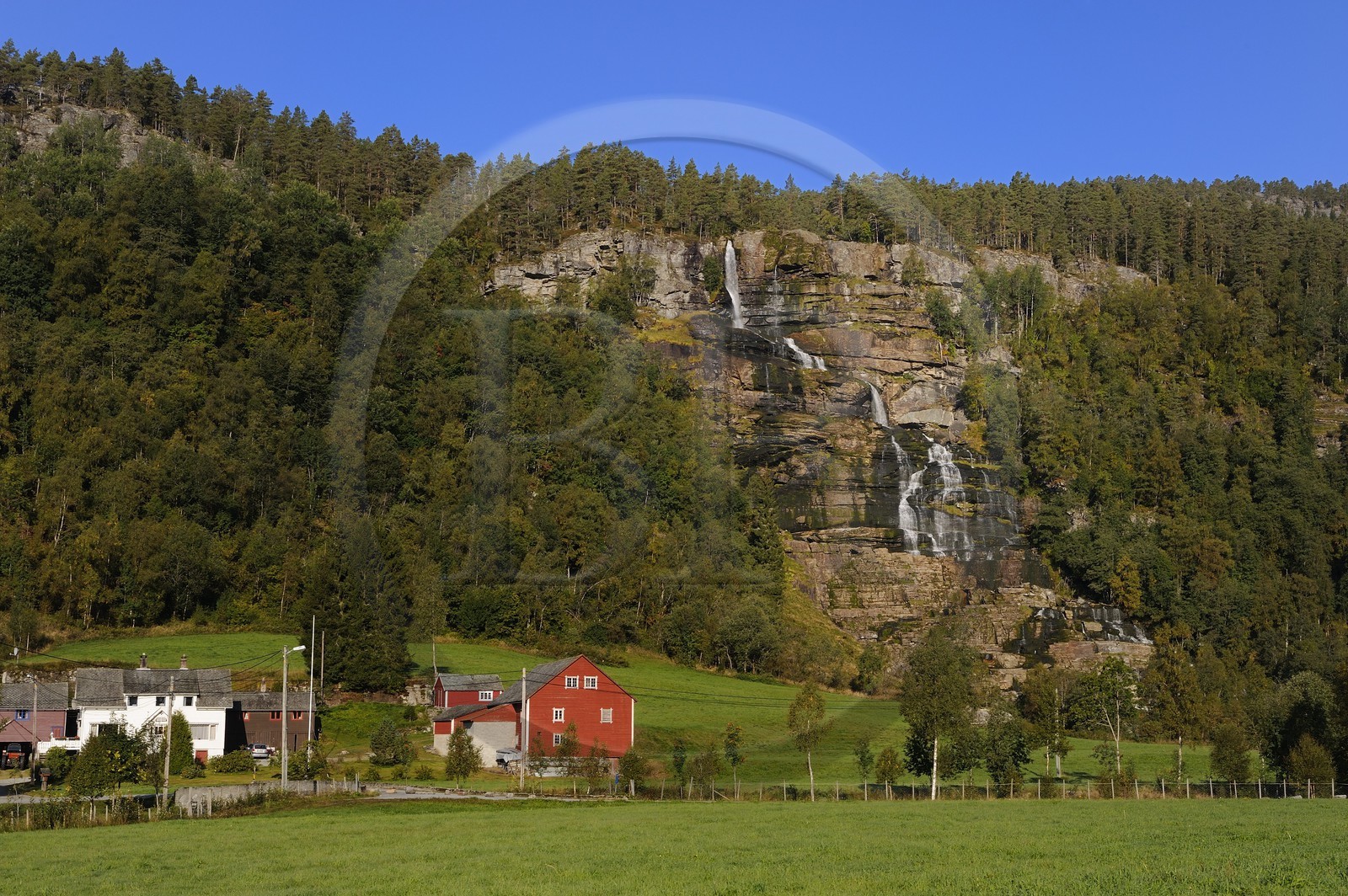 Norvège, Hordaland, Voss, cascade de Tvine (Tvindefossen)