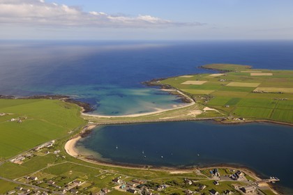 Royaume-Uni, Ecosse, Iles Orcades, une des quatre Churchill Barriers, ici entre les îles de Burray et South Ronaldsay (vue aérienne)