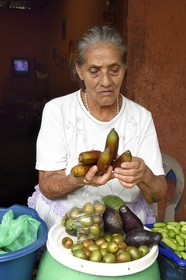 Nicaragua, Masaya, Catarina, vendeuse de fruits et légumes