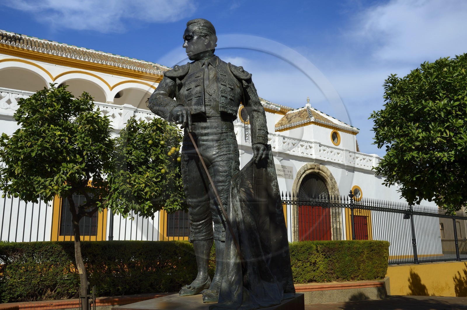 Espagne, Andalousie, Séville, les arênes Maestranza (plaza de Toros), statue du célèbre torero Curro Romero