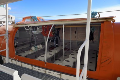 Groenland, cote ouest, bateau de croisière MS Fram de la compagnie Hurtigruten, intérieur d'un canot de sauvetage