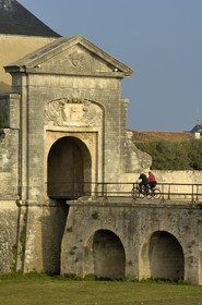 France, Charente-Maritime (17), ile de Ré, ville de Saint-Martin-de-Ré, porte des Campani