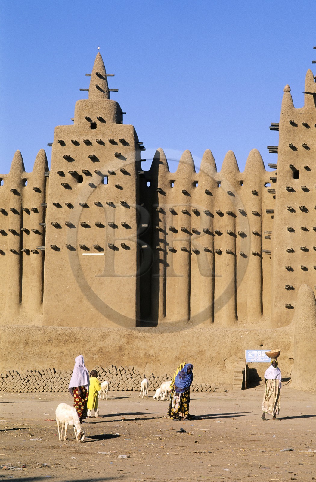 Mali, la mosquée de Djenné typique de l' architecture soudanaise est construite en banco