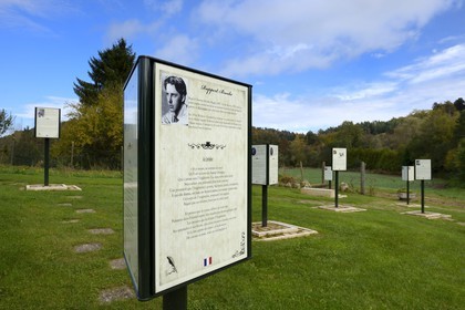 France, Meuse (55), Parc régional de Lorraine, Cotes de Meuse, le Jardin Littéraire de Saint-Remy-la-Calonne, 16 panneaux en 3 langues (Français, Allemand et Anglais) évoquant au travers d'extraits de leurs textes le vécu et les réflexions d'écrivains combattants emblématiques de la Grande Guerre