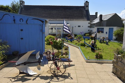 France, Finistère (29), Ile-de-Batz, Porz Kernok, poupées de jardin