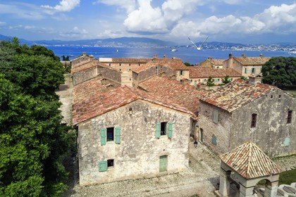 France, Alpes-Maritimes (06), Cannes, Iles de Lérins, Ile Sainte-Marguerite, le Fort Royal fortifié par Vauban, le puit et une ruelle